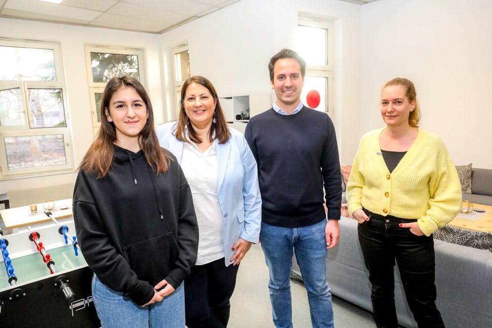 Mädchen*zone Besucherin Eda, Frauenstadträtin Kathrin Gaál (SPÖ), Jugendstadtrat Christoph Wiederkehr (Neos) und Magdalena Mangl, pädagogische Bereichsleiterin beim Verein Wiener Jugendzentren.