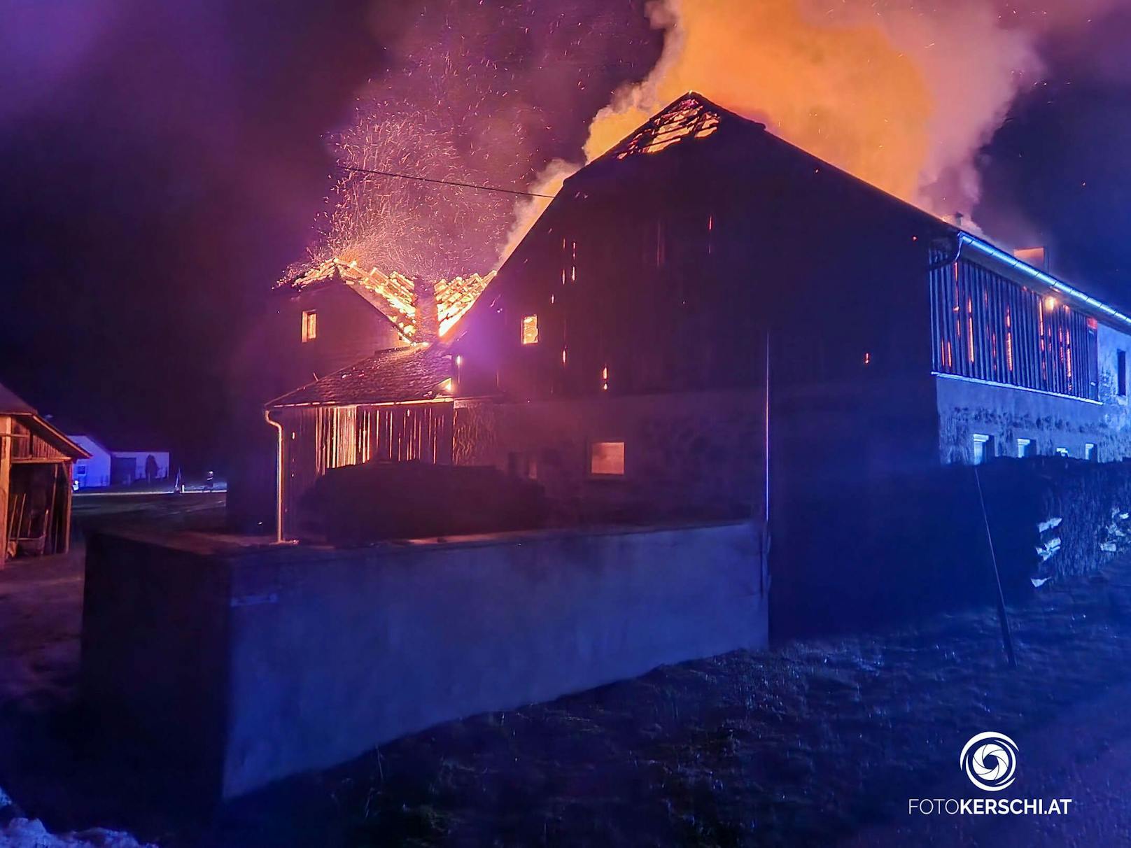 Zehn Feuerwehren standen in der Nacht auf Sonntag bei einem Bauernhofbrand in Hirschbach im Mühlkreis im Einsatz.