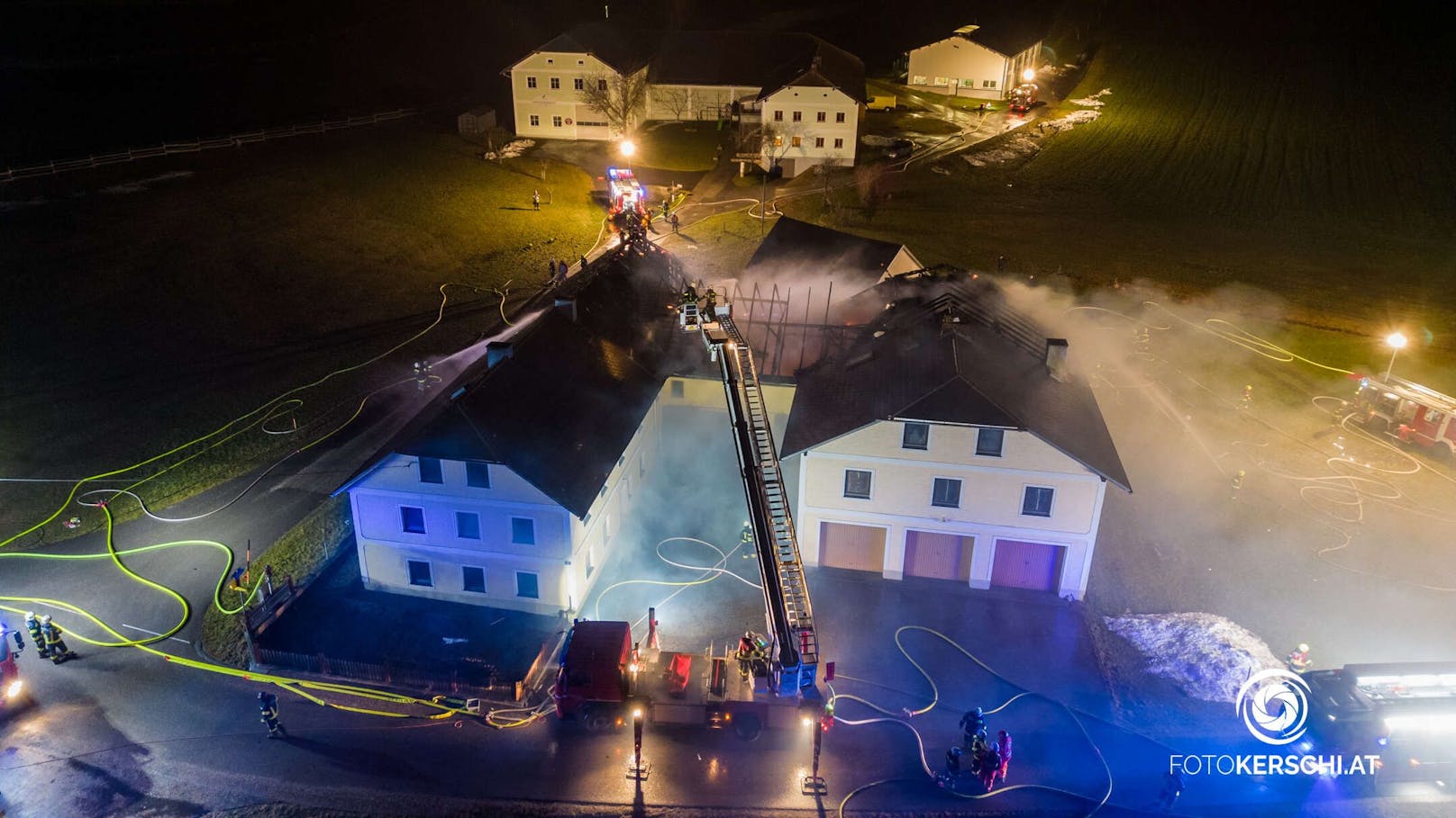 Zehn Feuerwehren standen in der Nacht auf Sonntag bei einem Bauernhofbrand in Hirschbach im Mühlkreis im Einsatz.