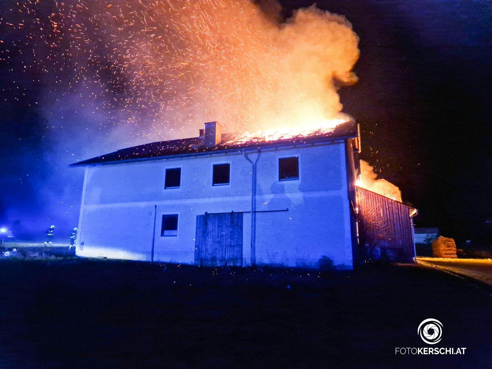 Zehn Feuerwehren standen in der Nacht auf Sonntag bei einem Bauernhofbrand in Hirschbach im Mühlkreis im Einsatz.