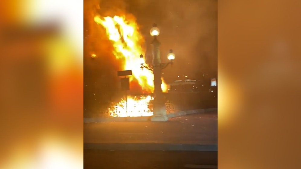 Die Feuerwehr löschte die brennenden Büsche mit zwei Löschleitungen.