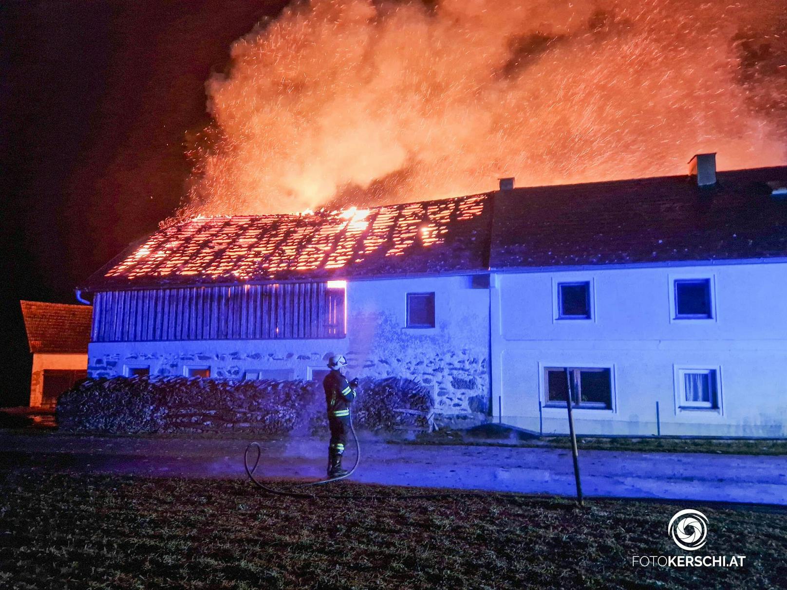 Zehn Feuerwehren standen in der Nacht auf Sonntag bei einem Bauernhofbrand in Hirschbach im Mühlkreis im Einsatz.