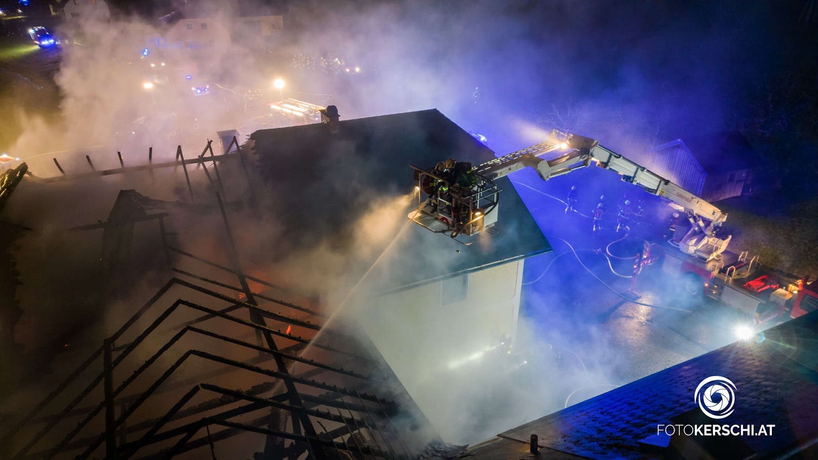 Zehn Feuerwehren standen in der Nacht auf Sonntag bei einem Bauernhofbrand in Hirschbach im Mühlkreis im Einsatz.