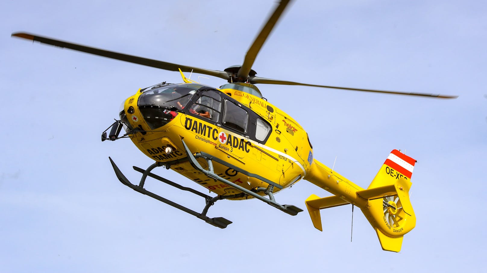 Ein Rettungsteam des Hubschraubers Christophorus 3 brachte den Siebenjährigen mit Verdacht auf eine schwere Verletzung ins Landesklinikum Wiener Neustadt. 