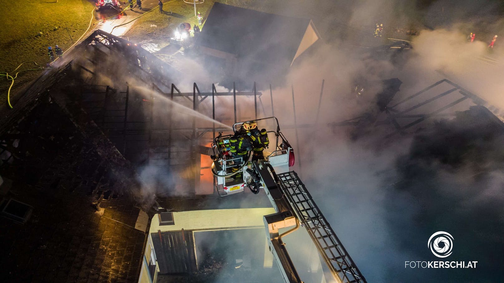 Zehn Feuerwehren standen in der Nacht auf Sonntag bei einem Bauernhofbrand in Hirschbach im Mühlkreis im Einsatz.