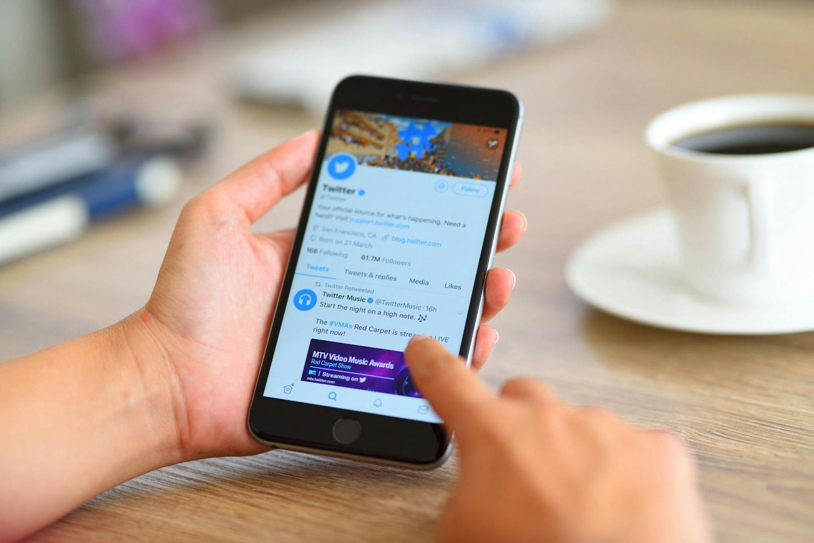Twitter gewährt Kontosicherung per SMS nur noch Abo-Kunden.