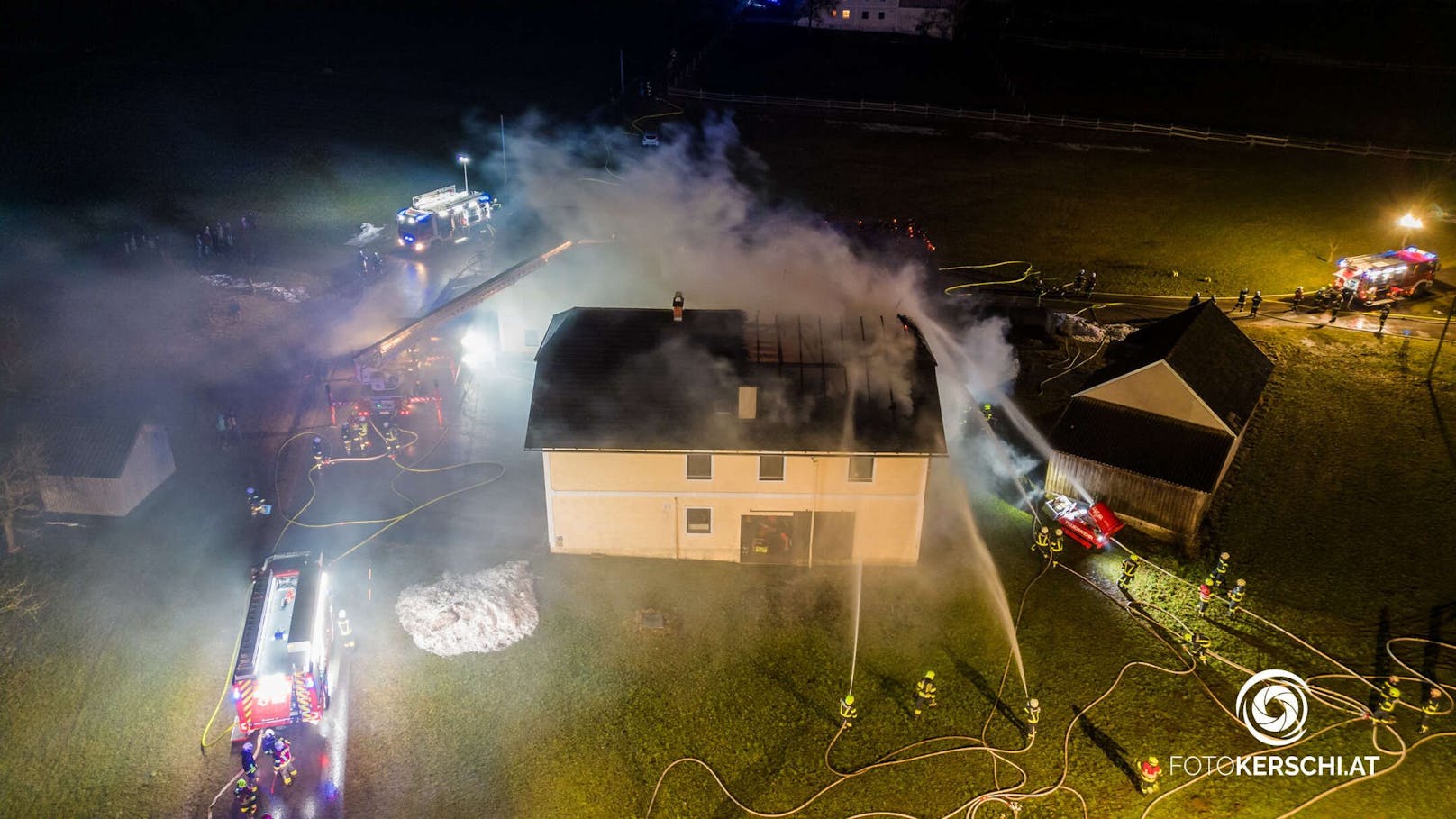 Zehn Feuerwehren standen in der Nacht auf Sonntag bei einem Bauernhofbrand in Hirschbach im Mühlkreis im Einsatz.