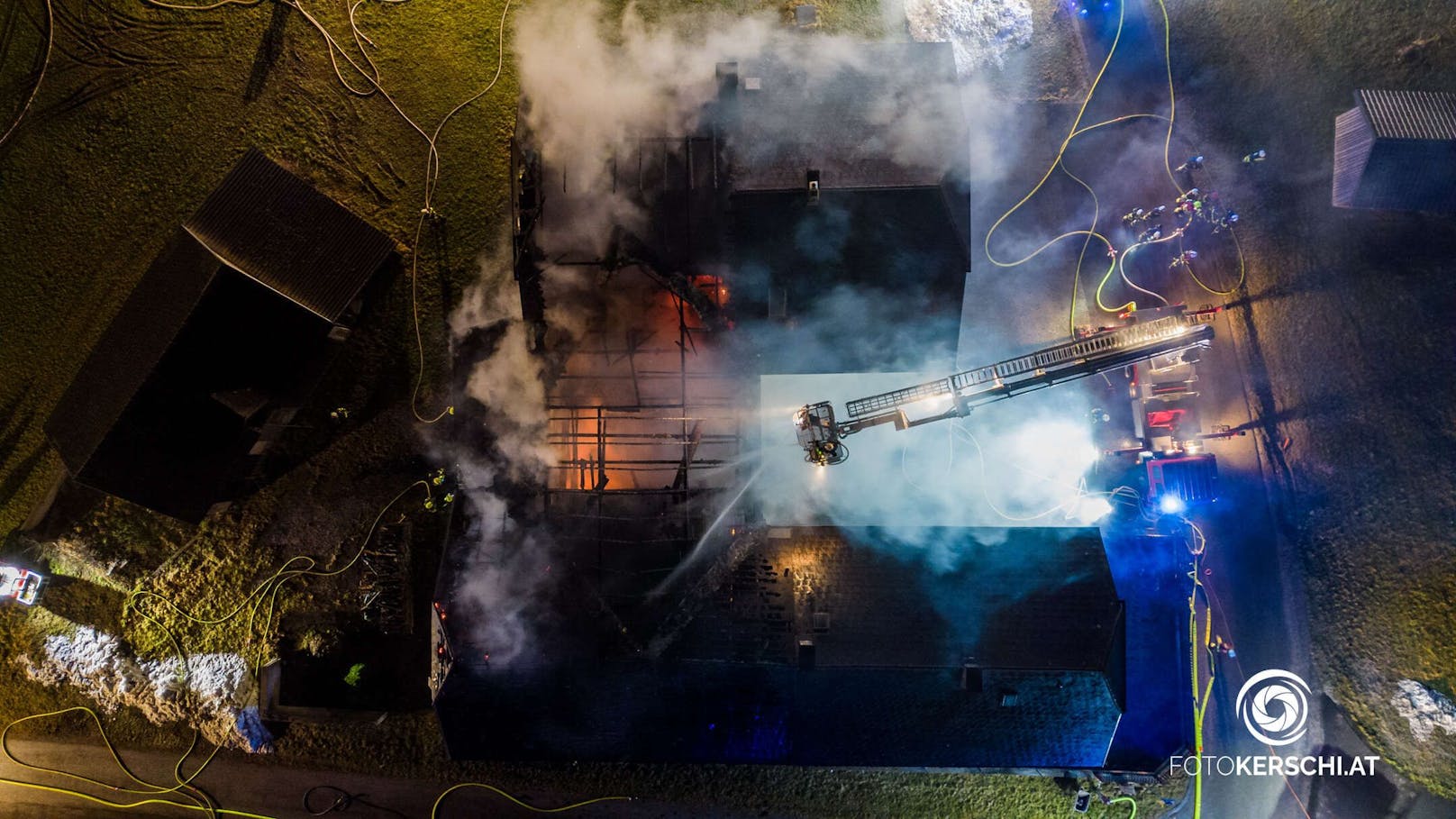 Zehn Feuerwehren standen in der Nacht auf Sonntag bei einem Bauernhofbrand in Hirschbach im Mühlkreis im Einsatz.