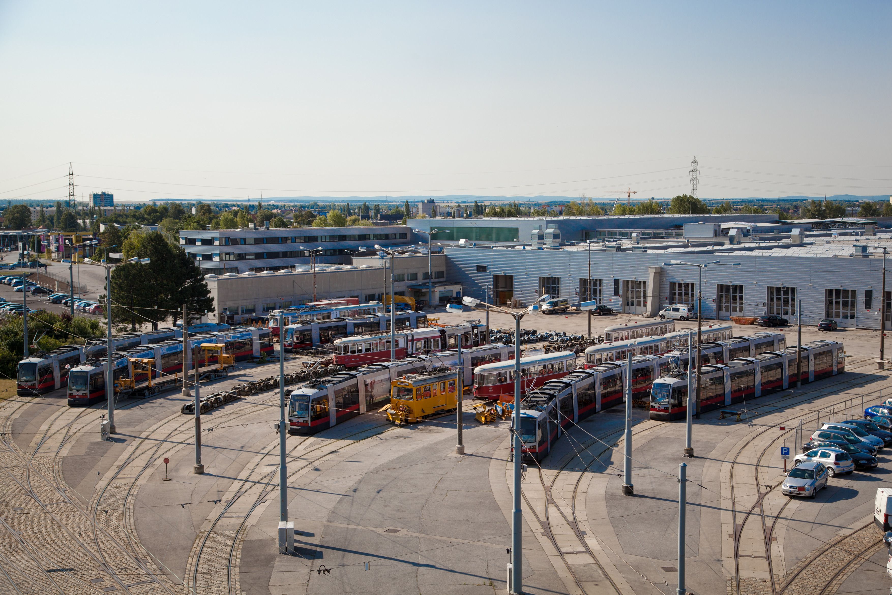 Auf dem Dach der Hauptwerkstätte der Wiener Linien in Simmering hat jetzt eine weitere Photovoltaik-Anlage ihren Betrieb aufgenommen. Eine kleine Anlage treibt bereits den Werkstattbetrieb an.