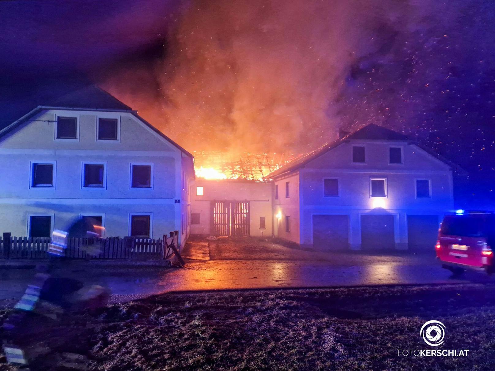 Zehn Feuerwehren standen in der Nacht auf Sonntag bei einem Bauernhofbrand in Hirschbach im Mühlkreis im Einsatz.