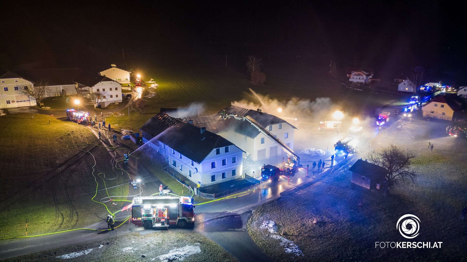 Zehn Feuerwehren standen in der Nacht auf Sonntag bei einem Bauernhofbrand in Hirschbach im Mühlkreis im Einsatz.