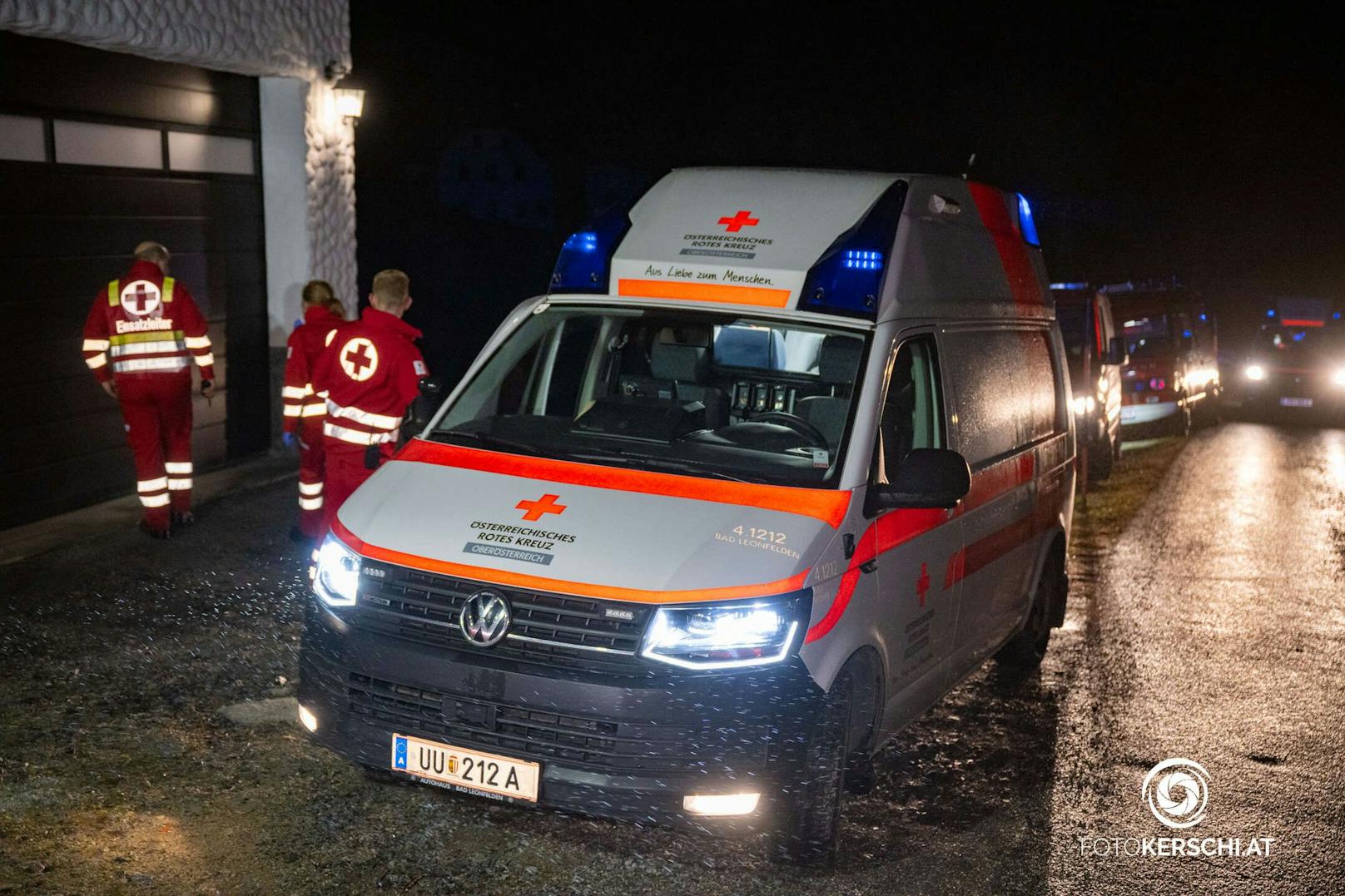 Zehn Feuerwehren standen in der Nacht auf Sonntag bei einem Bauernhofbrand in Hirschbach im Mühlkreis im Einsatz.