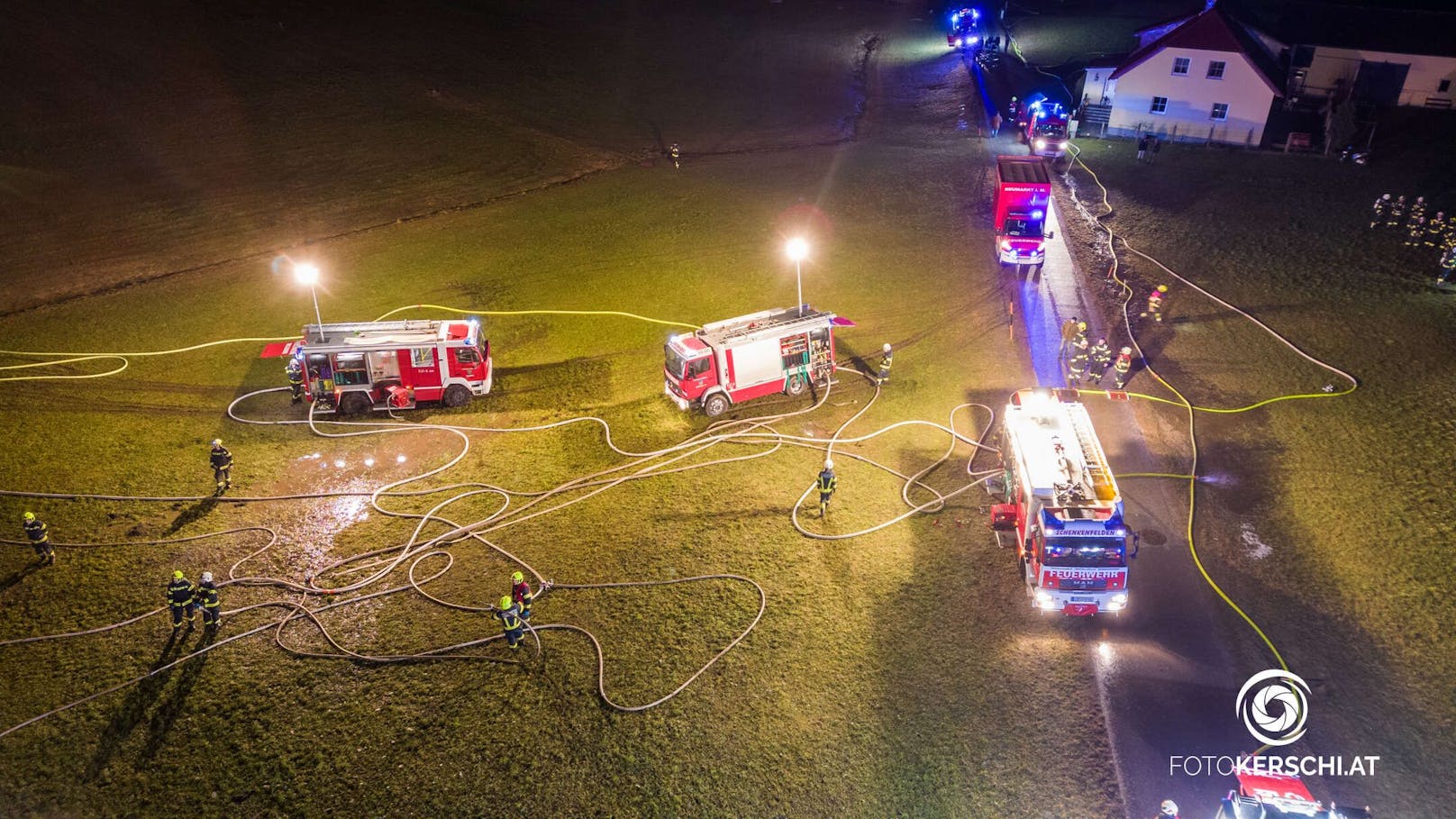 Zehn Feuerwehren standen in der Nacht auf Sonntag bei einem Bauernhofbrand in Hirschbach im Mühlkreis im Einsatz.