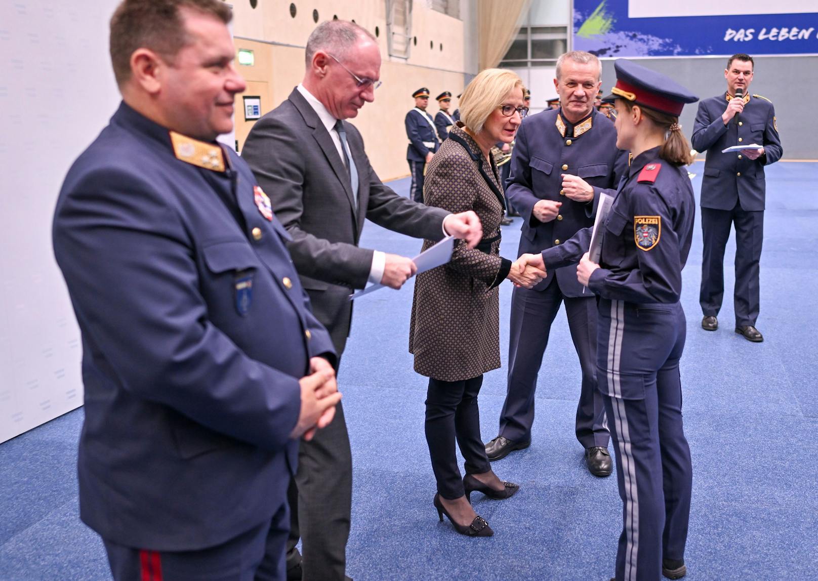 Bundespolizeidirektor Michael Takacs, Bundesminister Gerhard Karner, Landeshauptfrau Johanna Mikl-Leitner und Landespolizeidirektor Franz Popp bei der Übergabe von Dienstprüfungszeugnissen.