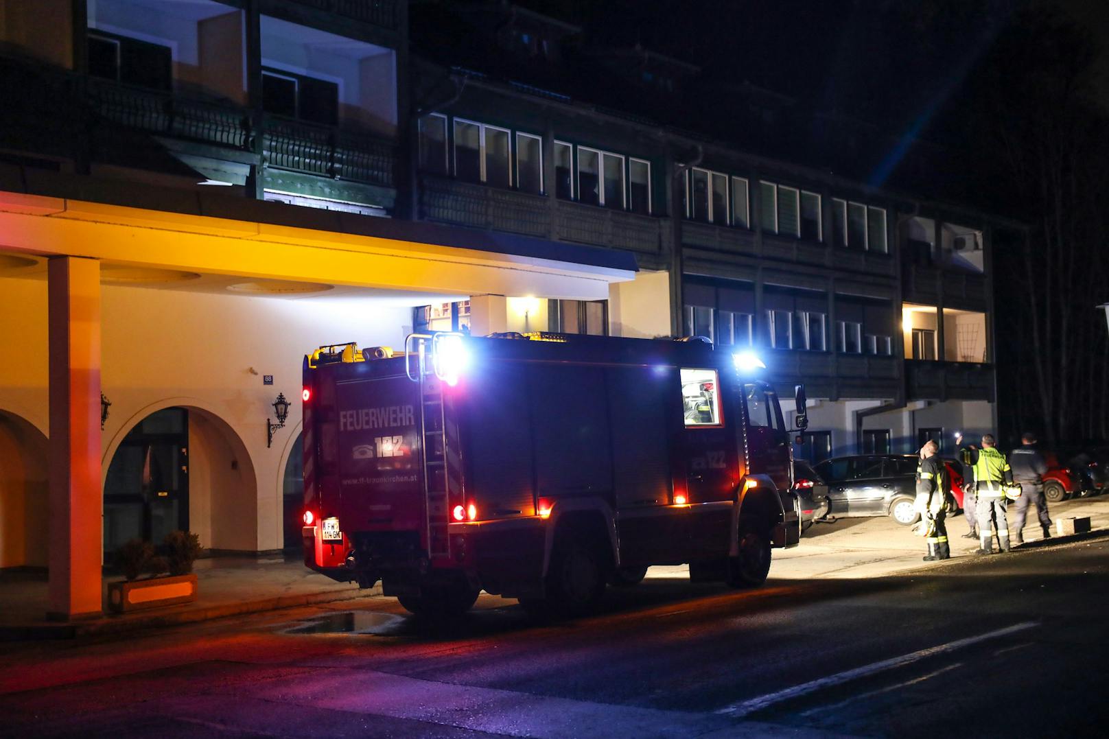 Ein Brand auf einem Balkon eines Mehrparteienwohnhauses in Altmünster (Bezirk Gmunden) sorgte am Montag für einen Einsatz der Feuerwehr.