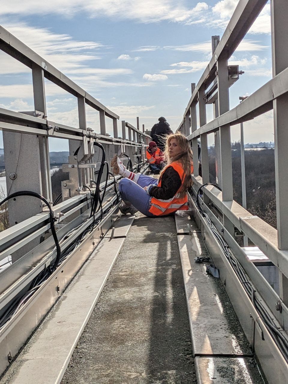 Die Aktivisten kletterten auf eine Schilderbrücke über der Wiener Tangente.