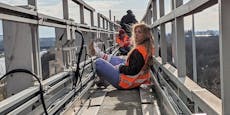 Polizei lässt Klima-Kleber auf Schilderbrücke sitzen