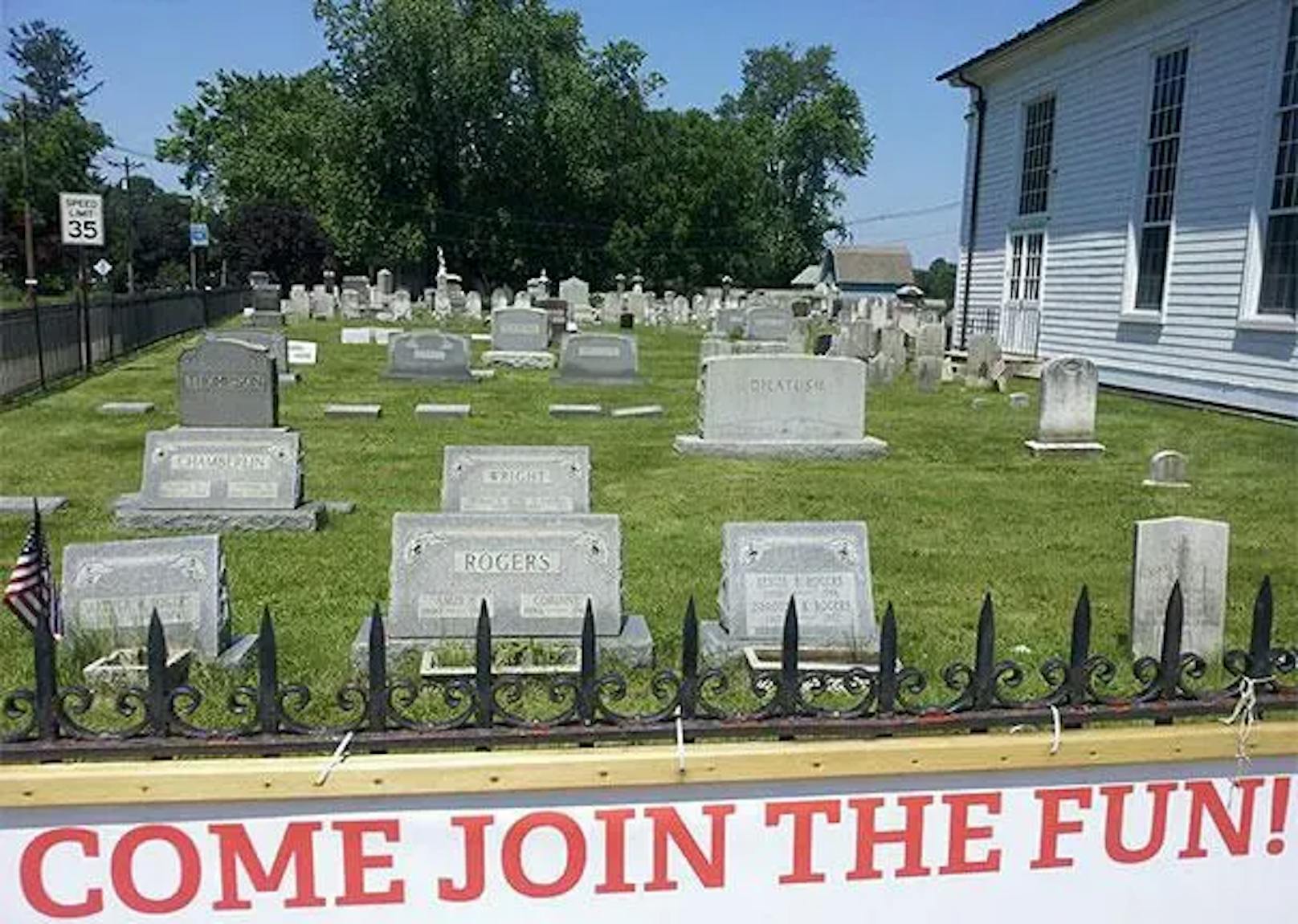 Vielleicht war es die einzige freie Fläche, doch auch diese Werbung für ein US-Bibelcamp scheint unvorteilhaft platziert. "Come join the fun" (etwa: Komm und genieß' den Spaß), heißt es direkt neben dem örtlichen Friedhof.