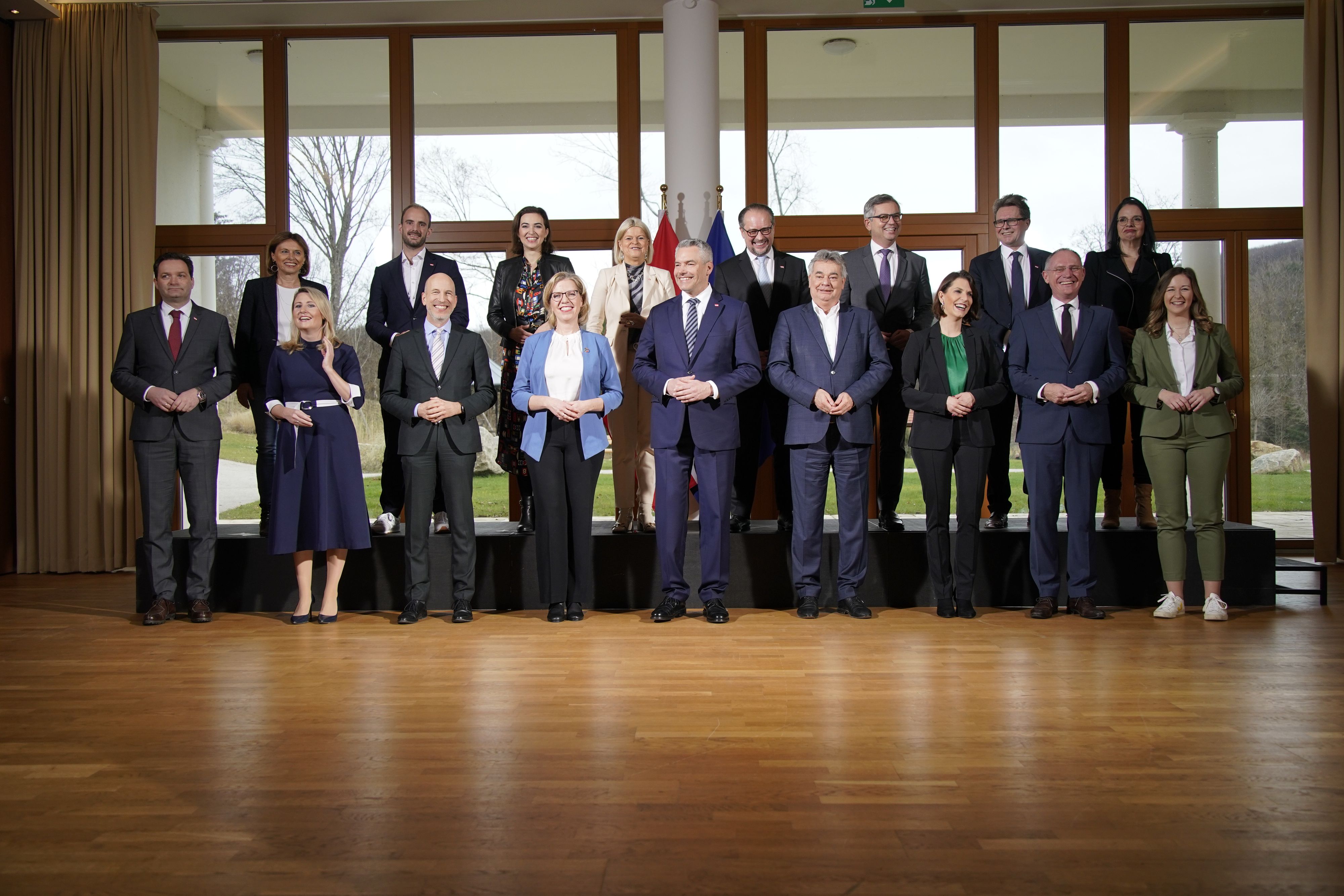 Regierung (o. bei der Klausur im Jänner) leistet sich 247 Kabinettsmitarbeiter. 