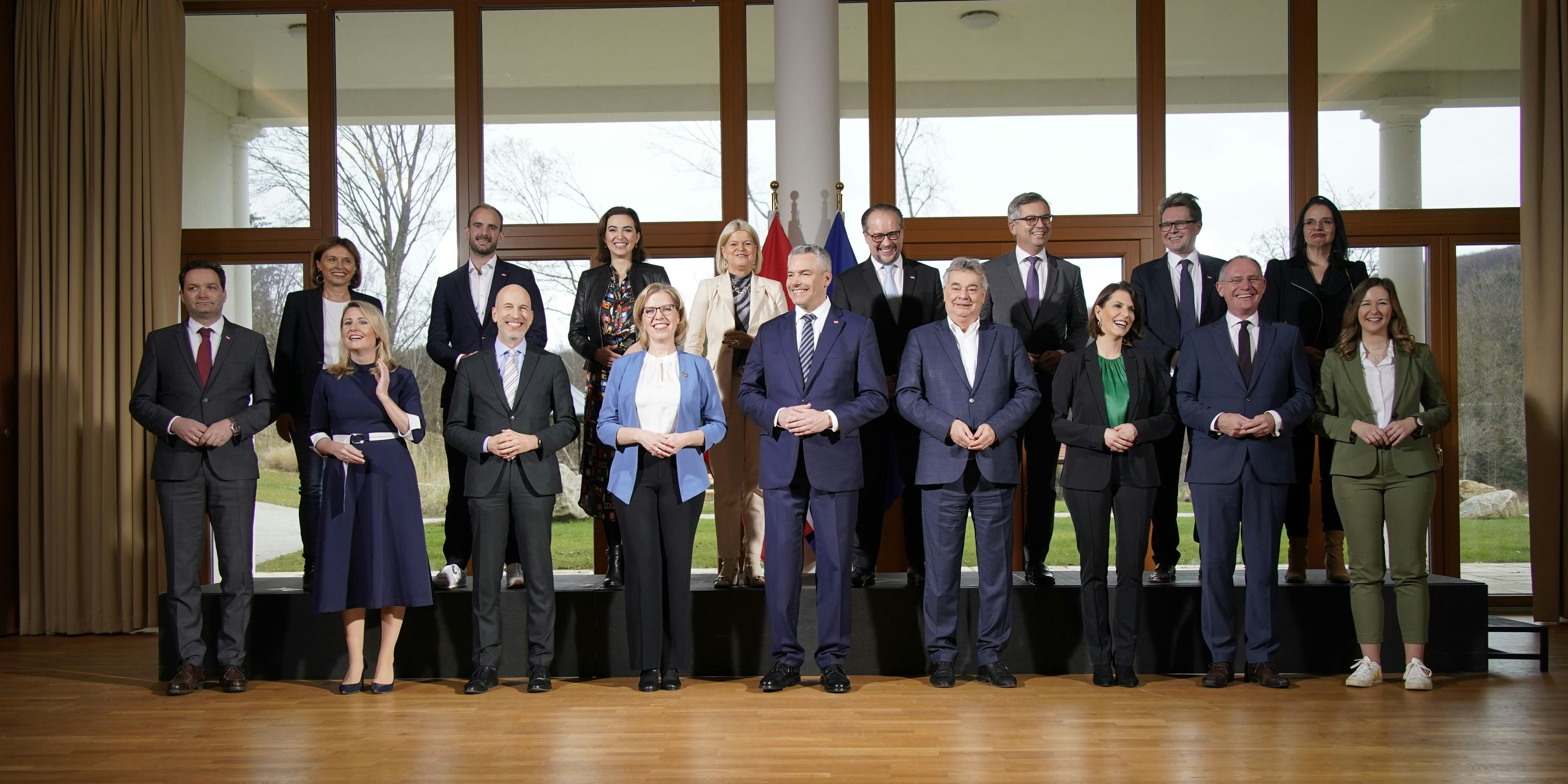 Regierung (o. bei der Klausur im Jänner) leistet sich 247 Kabinettsmitarbeiter. 