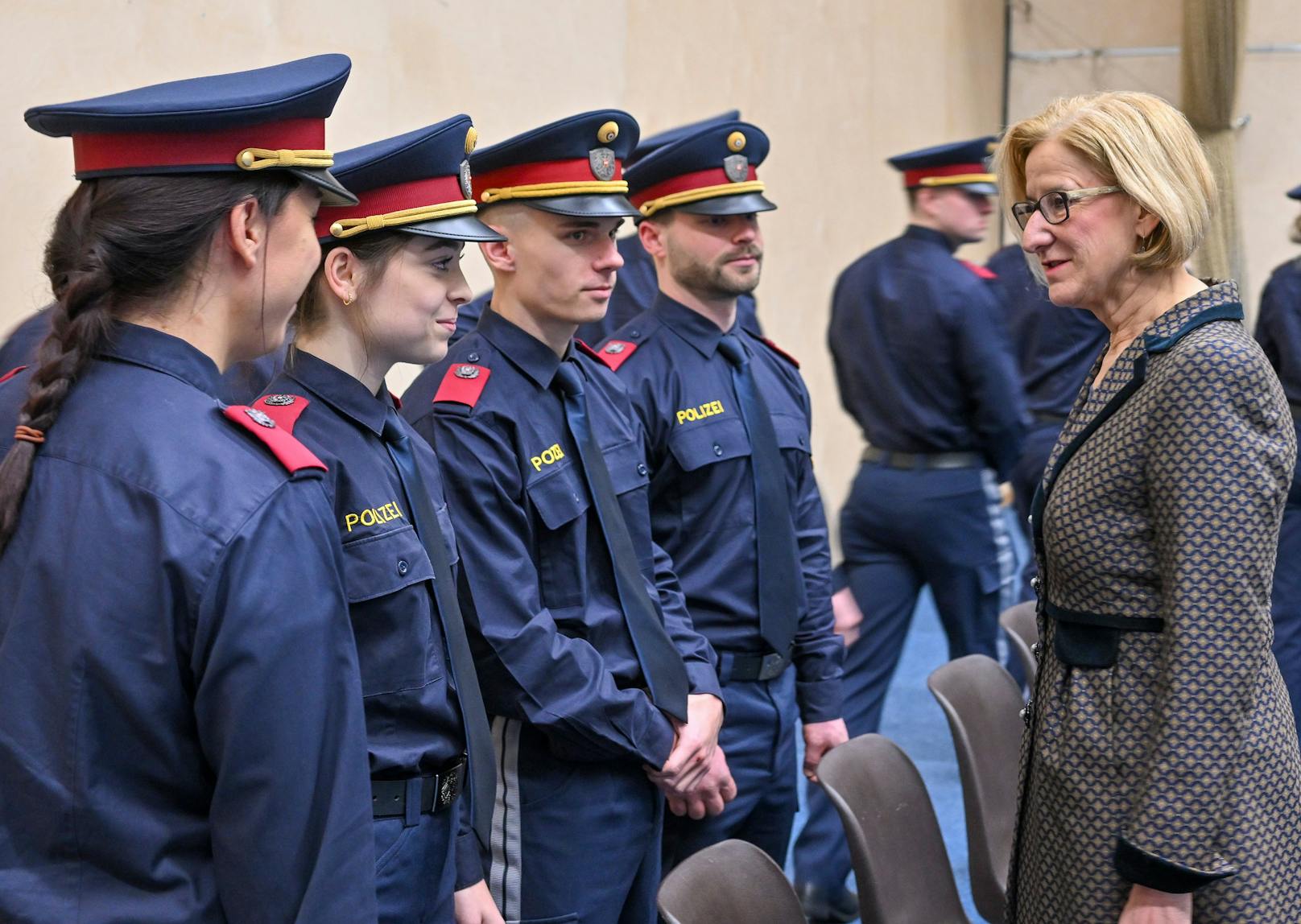 Johanna Mikl-Leitner mit Polizeischülern