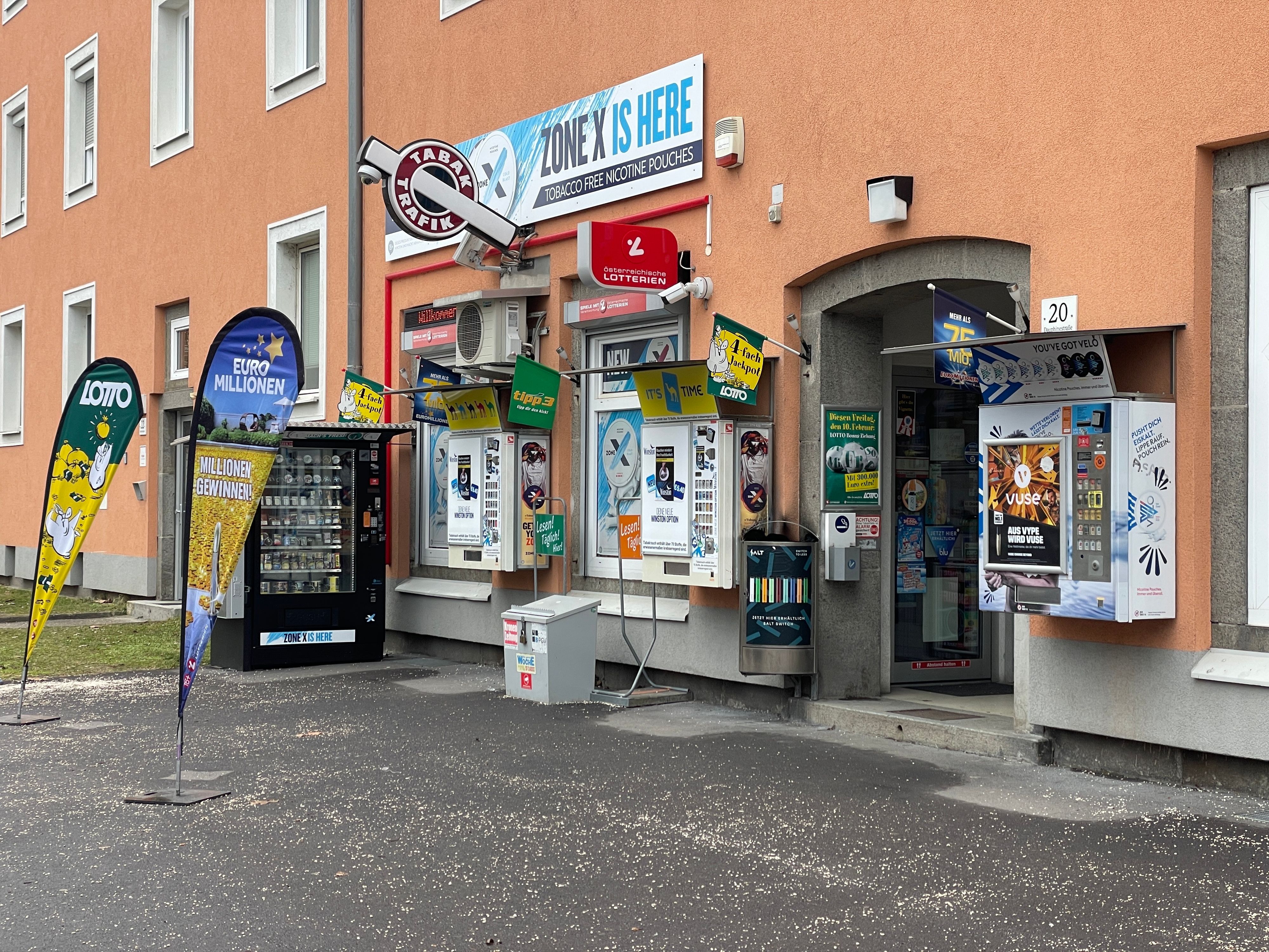 In diese Trafik in Linz soll der 18-Jährige gestürmt sein und die Angestellte mit einer Pistole bedroht haben.