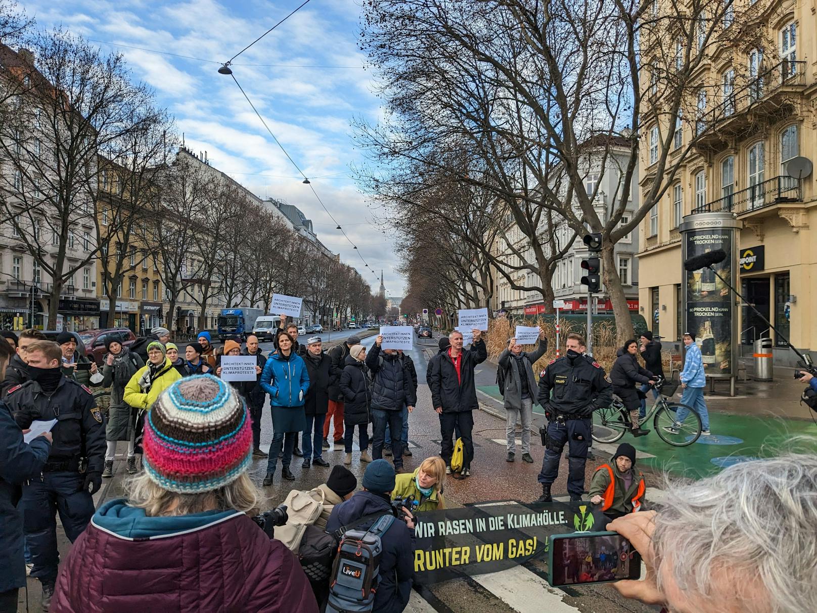 Straßenblockade der Letzten Generation am Praterstern am 20. Februar 2023.