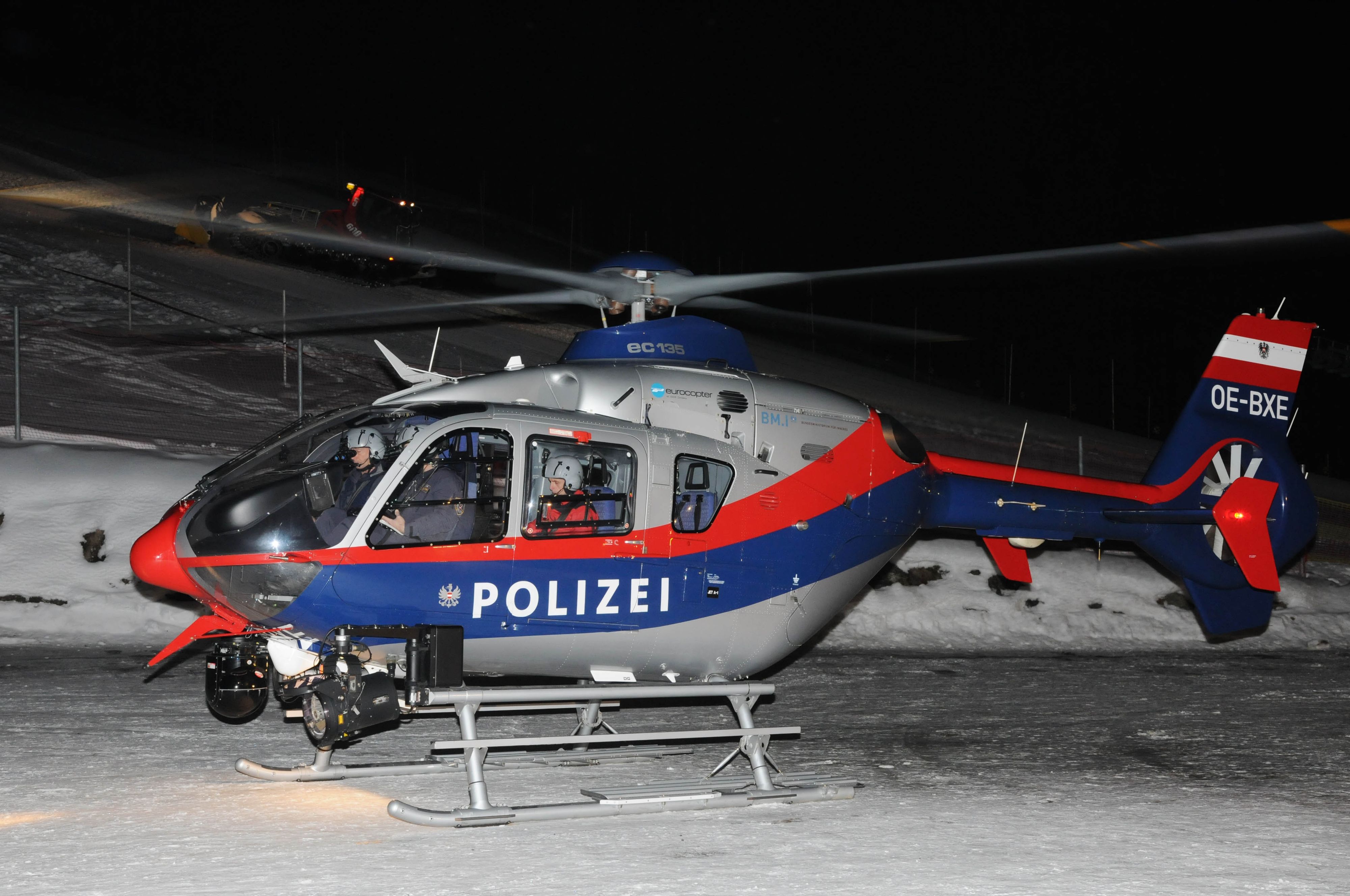 Auch ein Polizeihubschrauber mit einer Wärmebildkamera stand im Einsatz.