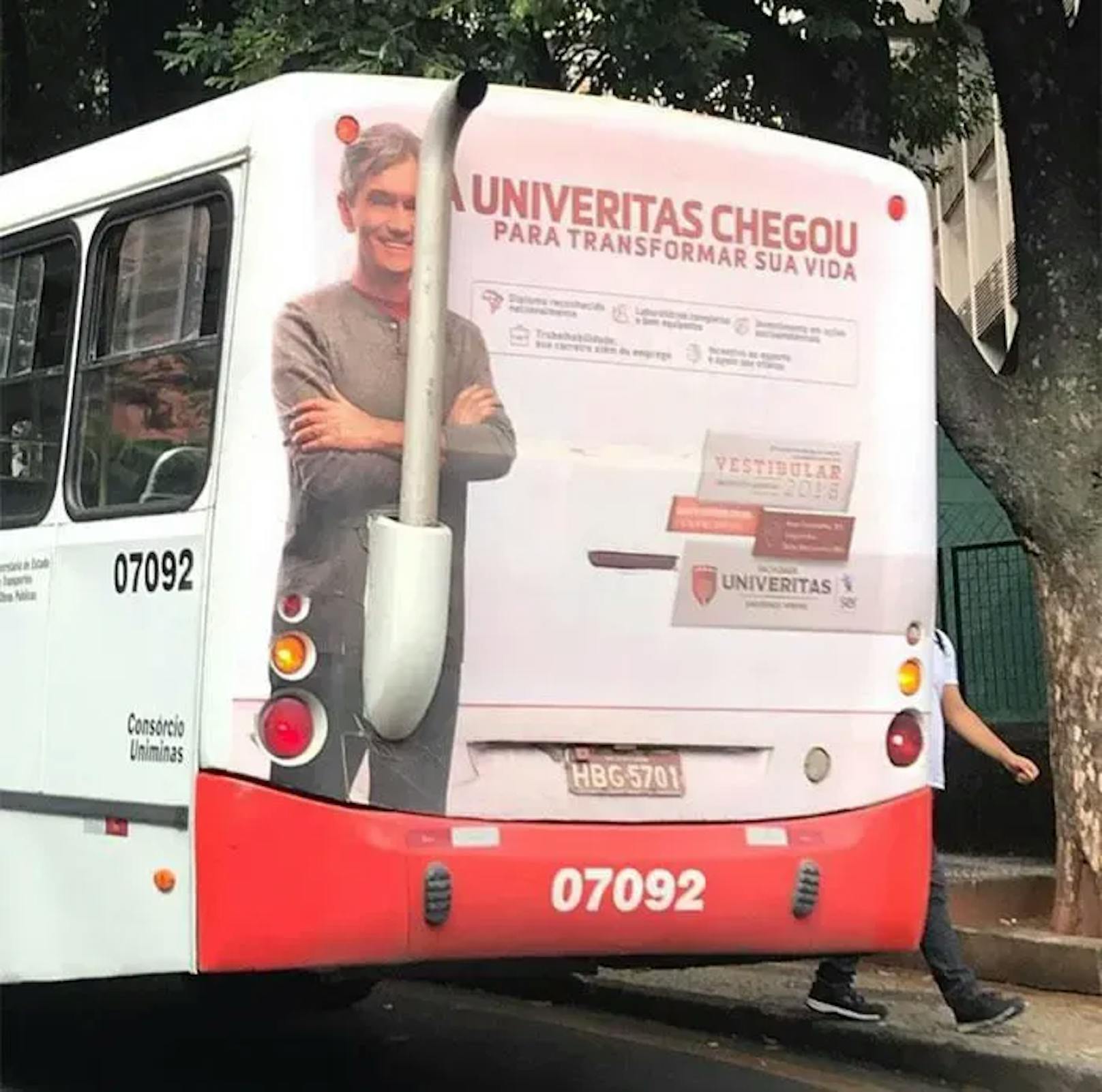 Hier wird für eine Universität geworben. Der Mann auf der linken Seite sieht dabei so aus, als wäre er erfreut darüber, dass die Werbung auf dem Bus strategisch günstig platziert worden ist.