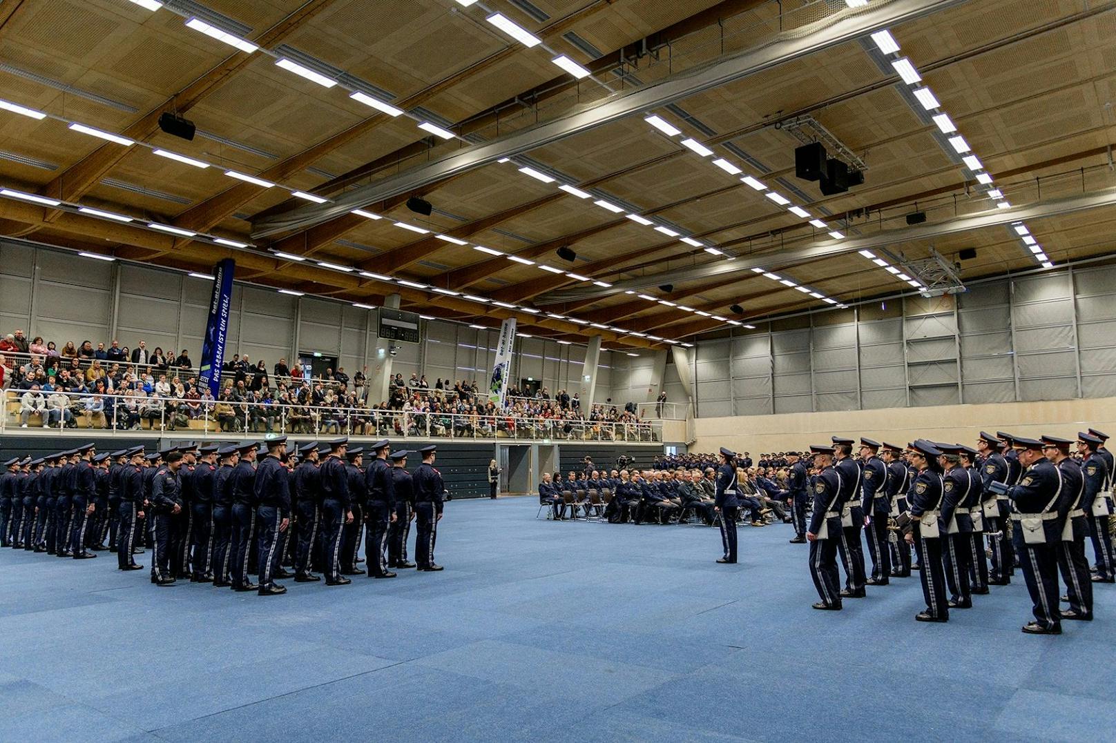 Über 180 Polizeischülerinnen -und Schüler wurden angelobt.