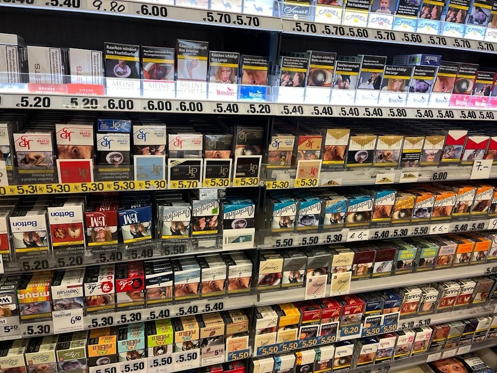 Chesterfield 20 Stück steigen von 5,50 auf 5,80 Euro. Marlboro von 6 auf 6,30 Euro.