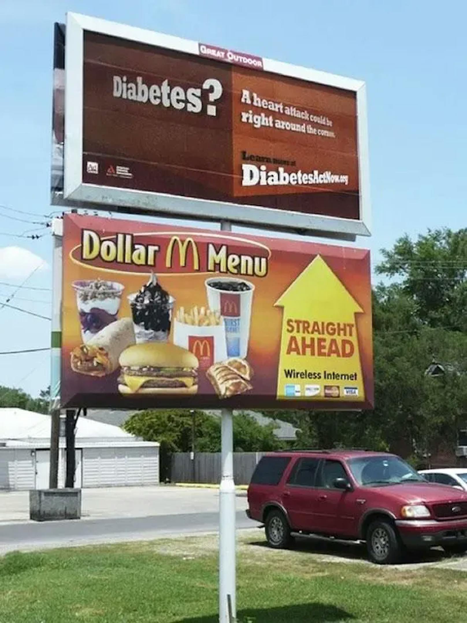 Diese Tafel, die ein besonders günstiges Fast-Food-Menü bewirbt, scheint direkt auf die Diabetes-Werbung darüber zu zeigen.