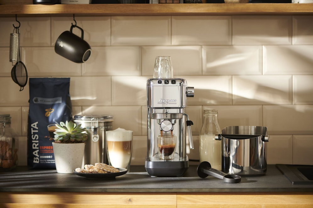 Teilnehmen und die neue Siebträgermaschine Lapressa von Tchibo PLUS eine Packung Barista Espresso gewinnen.