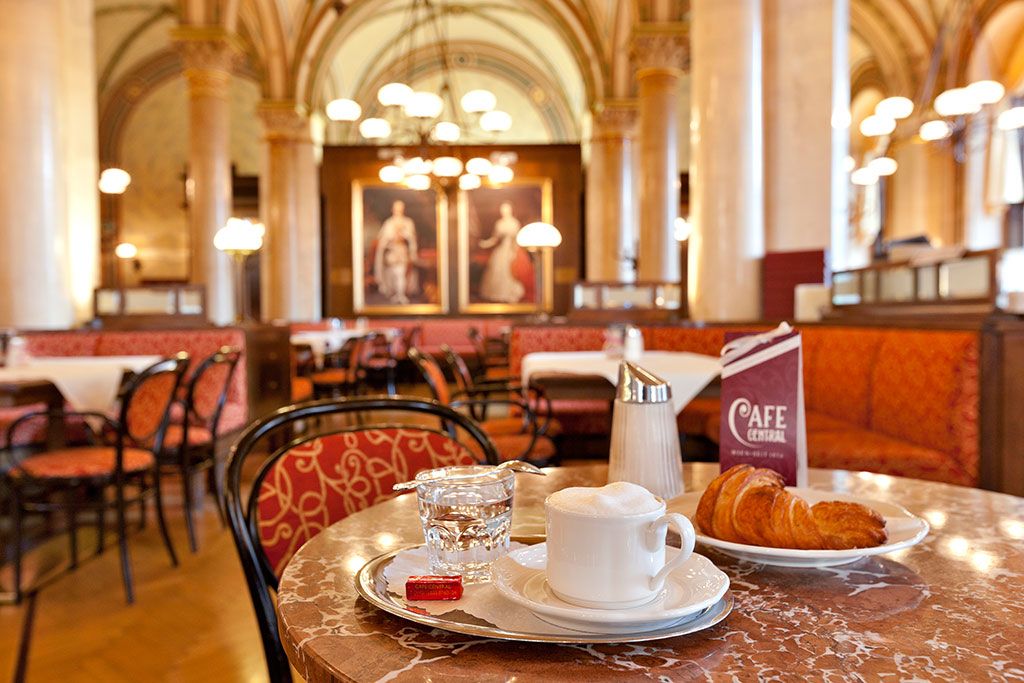 Das im Jahr 1876 gegründete Café Central im prunkvollen Palais Ferstel in der Herrengasse ist besonders bekannt für sein wunderschönes Interieur.