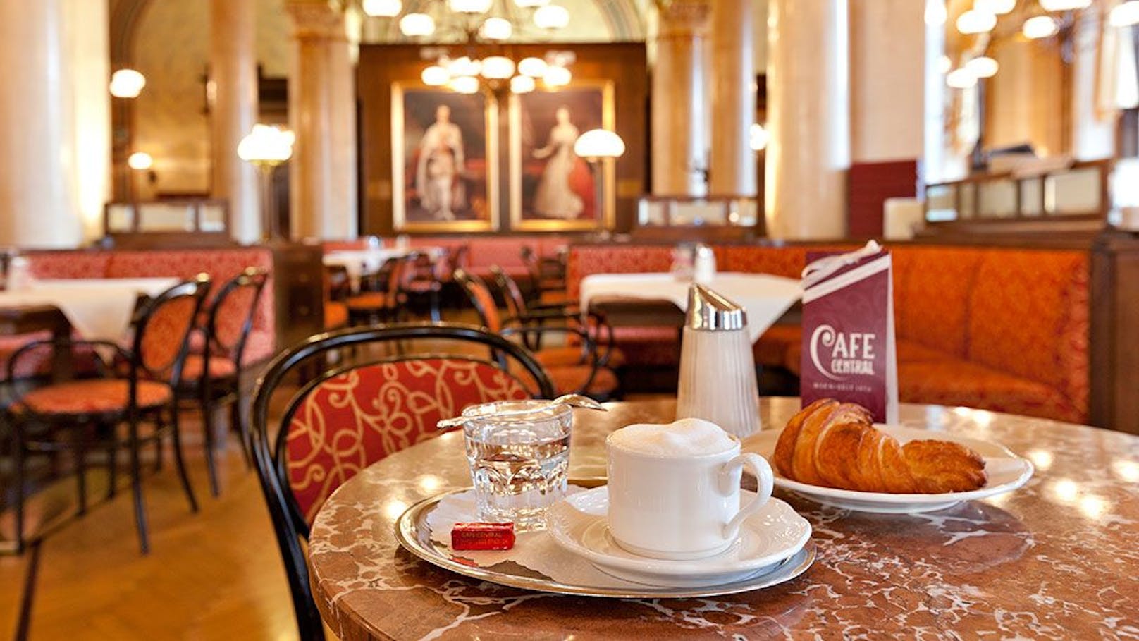 Das im Jahr 1876 gegründete Café Central im prunkvollen Palais Ferstel in der Herrengasse ist besonders bekannt für sein wunderschönes Interieur.