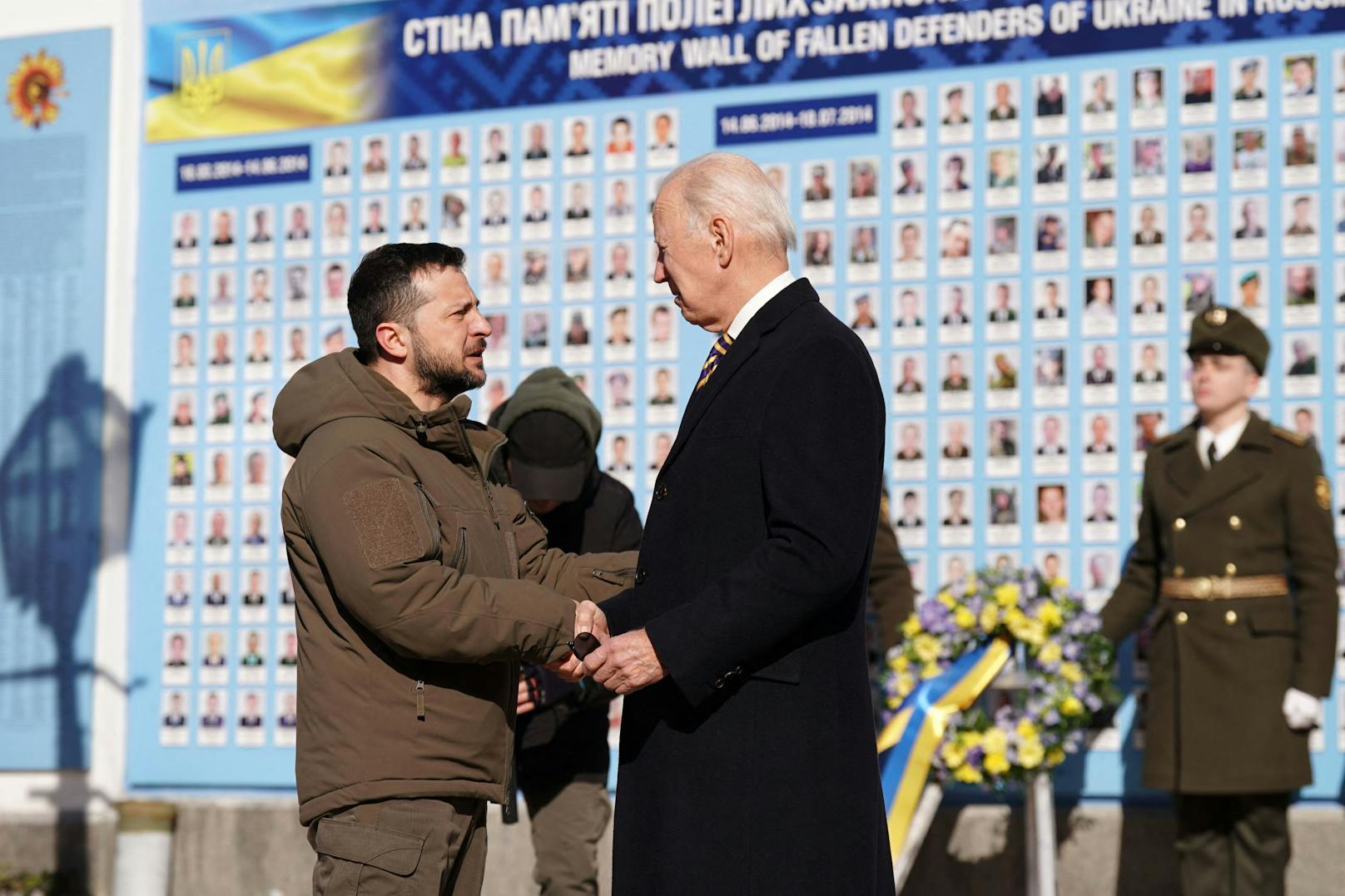 Symbolträchtig besuchte der "mächtigste Mann der Welt" dort das Denkmal der bisher im russischen Angriffskrieg gefallenen Verteidiger der Ukraine.