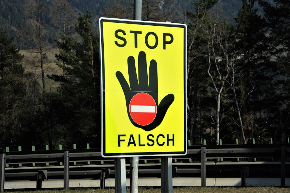 Die Fahrerin hatte sich alkoholisiert hinters Steuer gesetzt und fuhr entgegen der vorgeschriebenen Richtung auf der B37a und auf der B37.