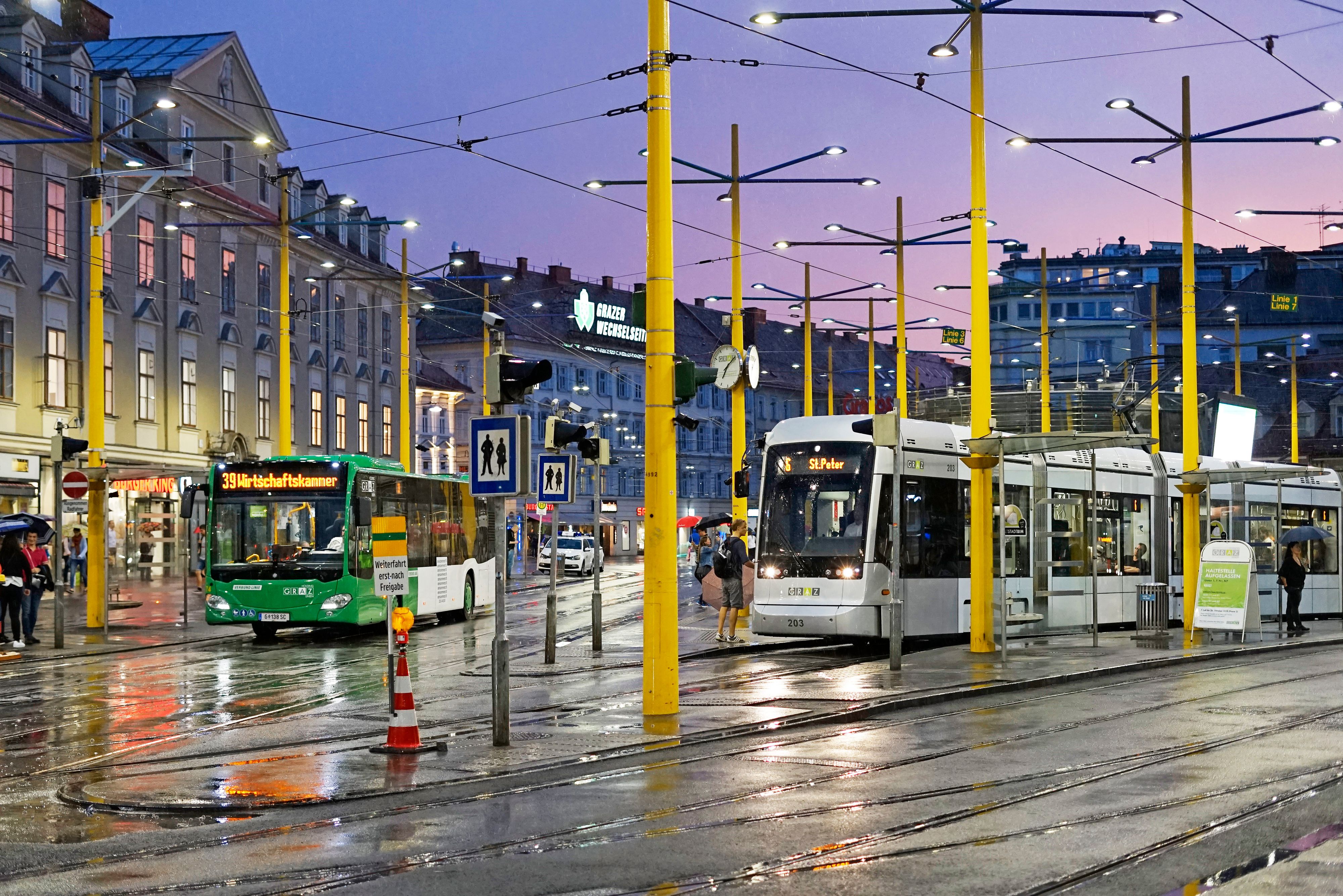 In Graz kam es am Montag zu einem schweren Verkehrsunfall. Ein Linienbus erfasste eine 84-jährige Frau. Symbolbild. 