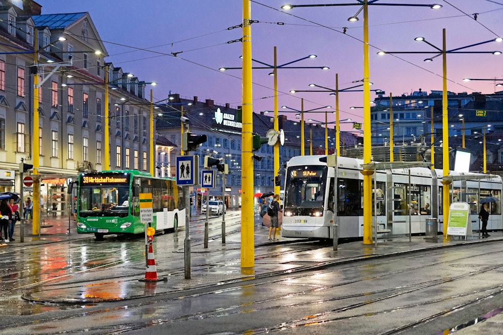 In Graz kam es am Montag zu einem schweren Verkehrsunfall. Ein Linienbus erfasste eine 84-jährige Frau. Symbolbild. 
