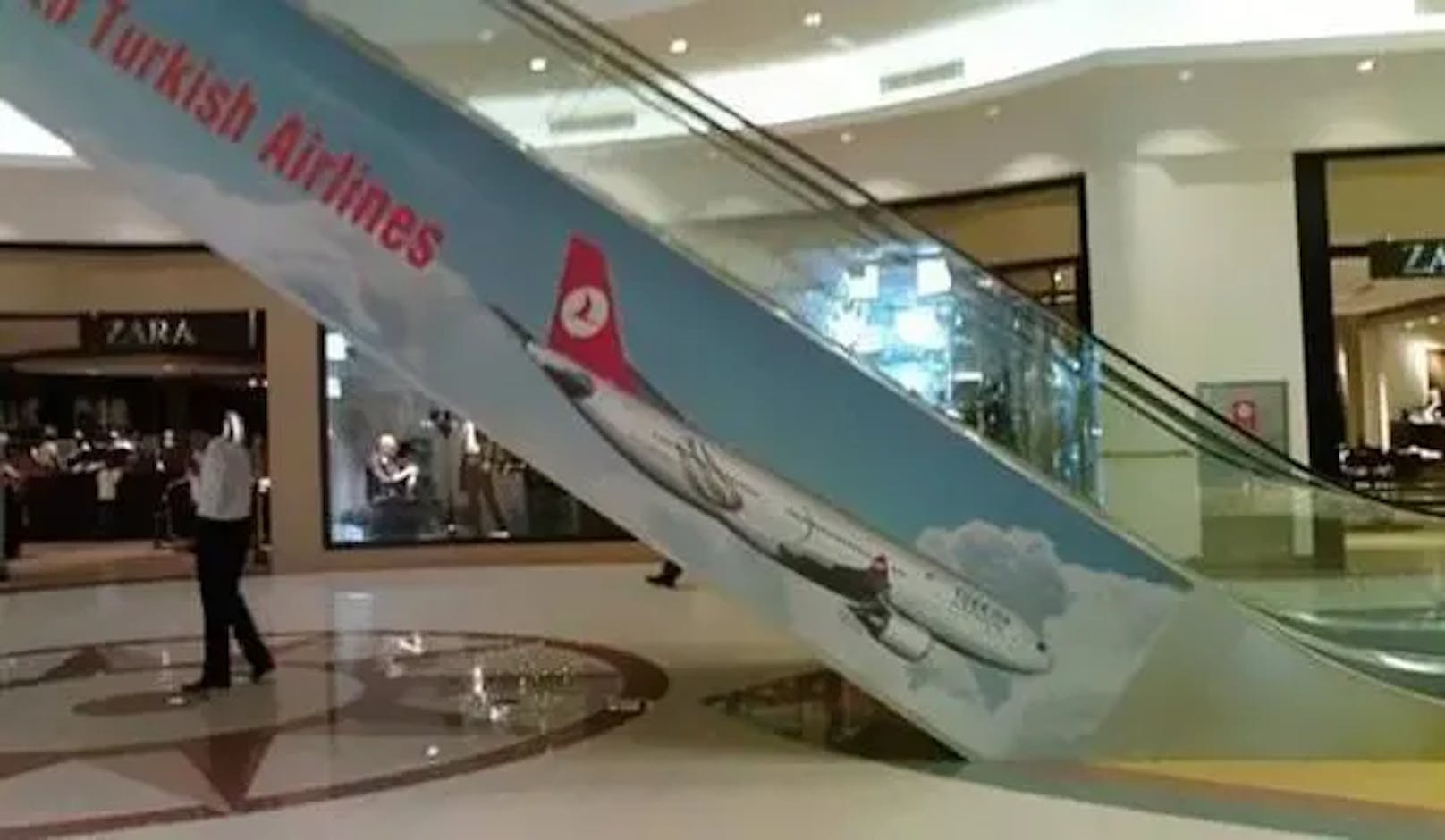 Diese Werbung für die Turkish Airlines ist nicht sehr vorteilhaft platziert – denn das Flugzeug befindet sich im Sturzflug.