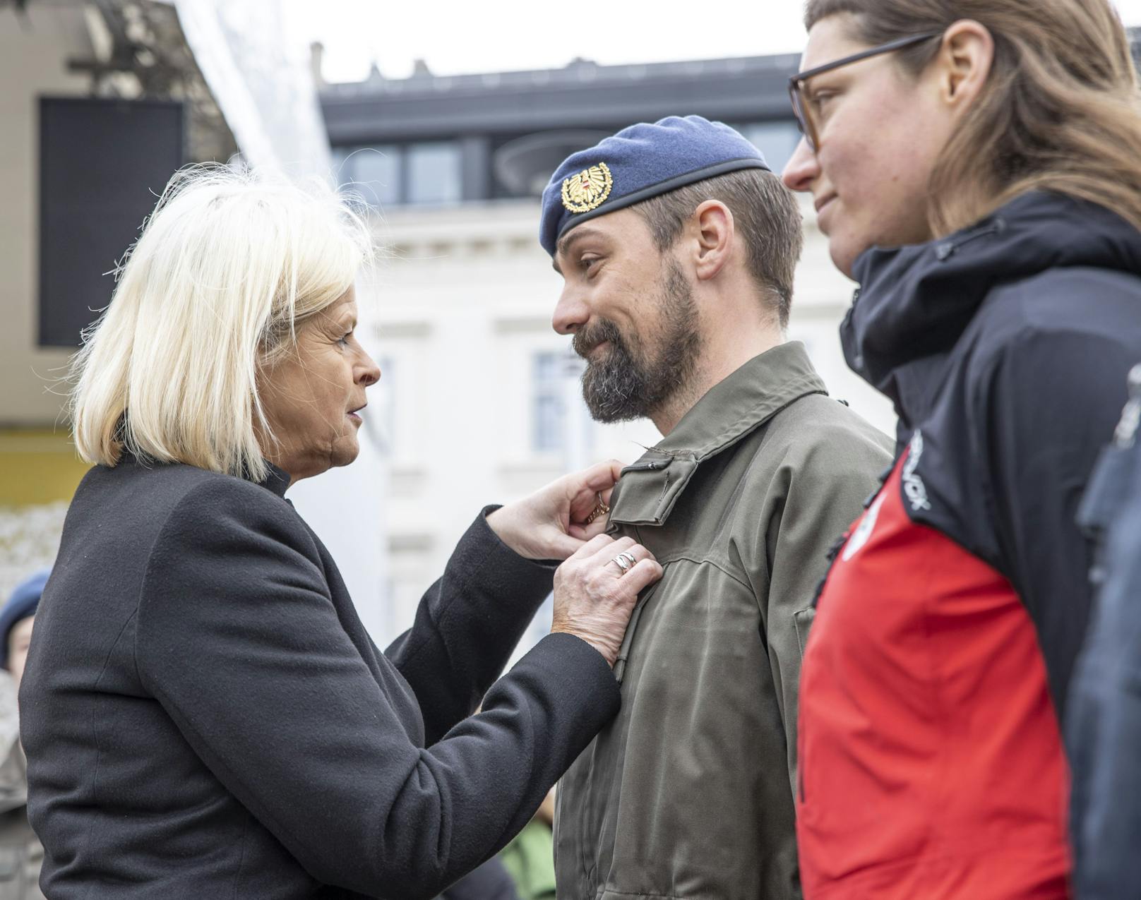 Erdbeben-Helfer zurück in NÖ: Ministerin Klaudia Tanner mit einem Soldaten.