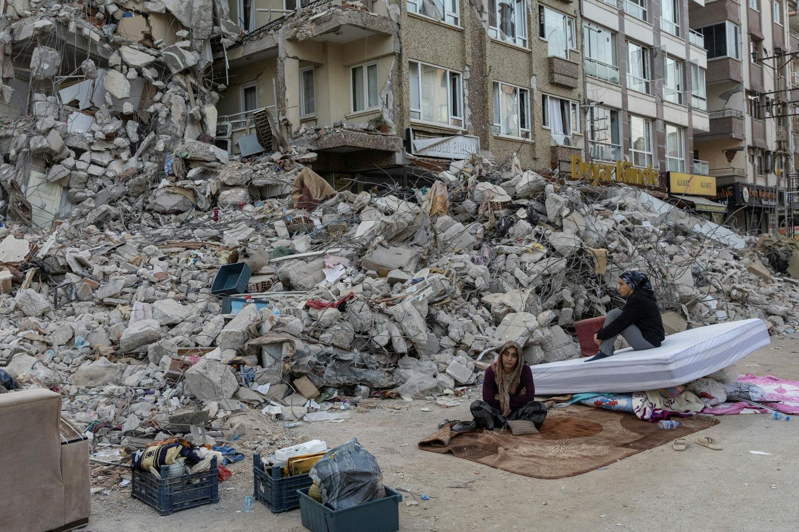 Am Montag bebte in der Türkei erneut die Erde. Und das nur wenige Tage nach einem verheerenden Erdbeben, das Zehntausenden das Leben gekostet hatte. 