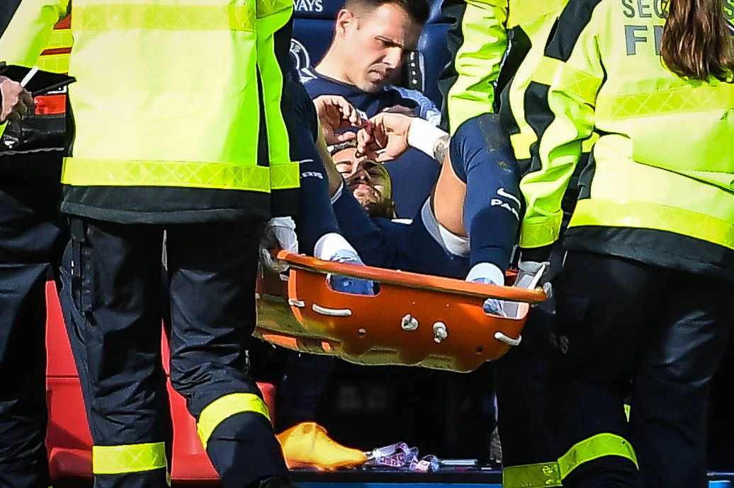 Neymar wird unter Schmerzen vom Feld getragen.