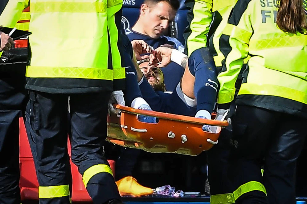 Neymar wird unter Schmerzen vom Feld getragen.