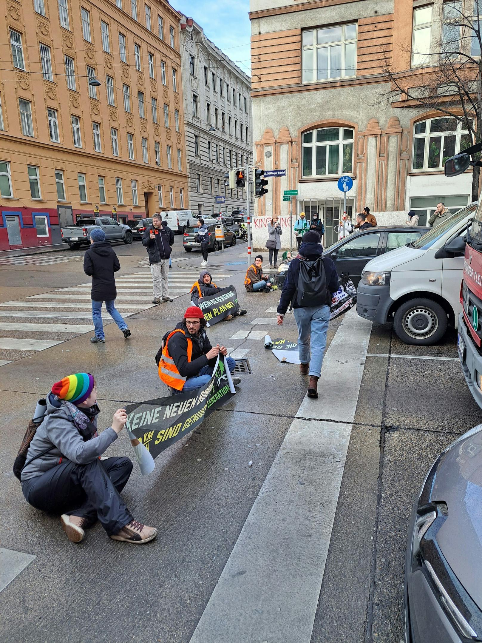 Straßenblockade der Letzten Generation am Döblinger Gürtel am 20. Februar 2023.