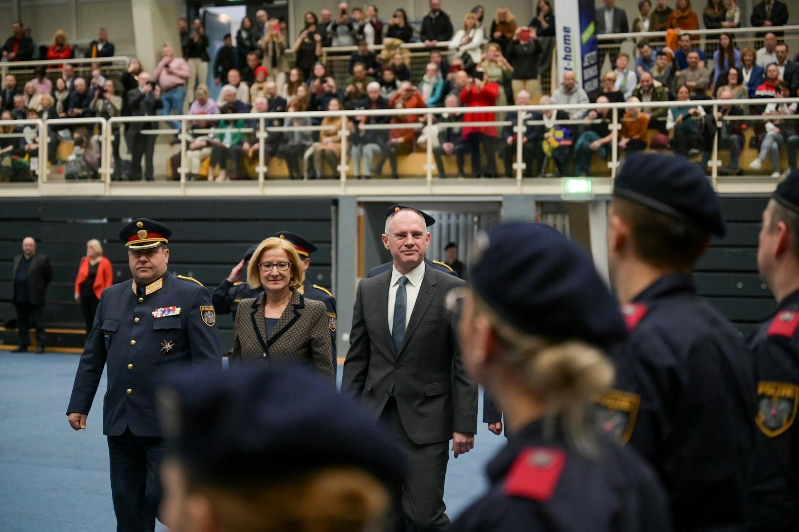 Über 180 Polizeischülerinnen - und Schüler wurden angelobt.