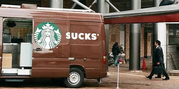 Bei dieser Aufschrift wurde wohl die Schiebetür nicht mit einberechnet. Aus Starbucks wird der wenig schmeichelhafte englische Begriff «sucks» (ist besch***en).