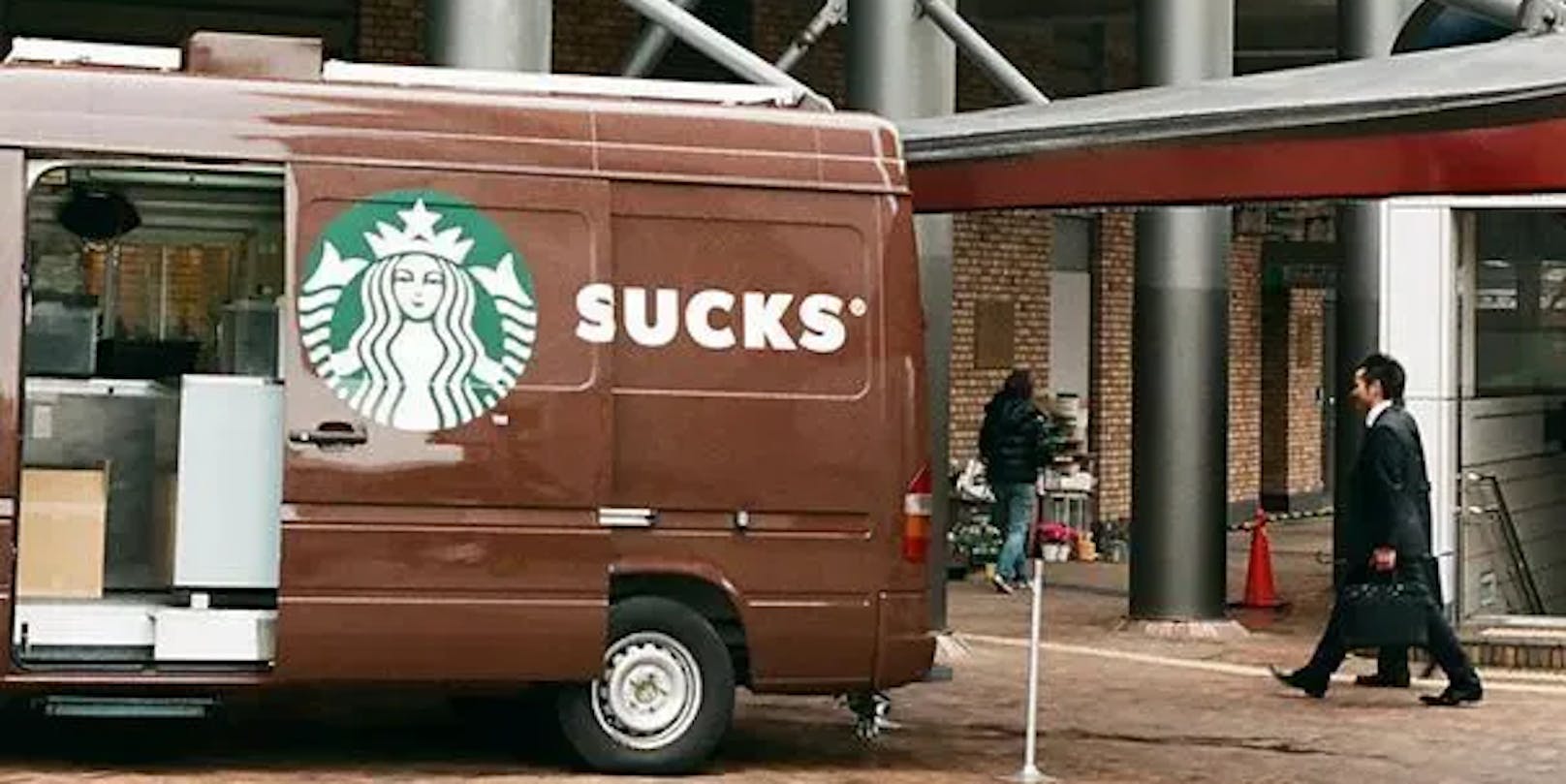 Bei dieser Aufschrift wurde wohl die Schiebetür nicht mit einberechnet. Aus Starbucks wird der wenig schmeichelhafte englische Begriff "sucks" (ist besch***en).