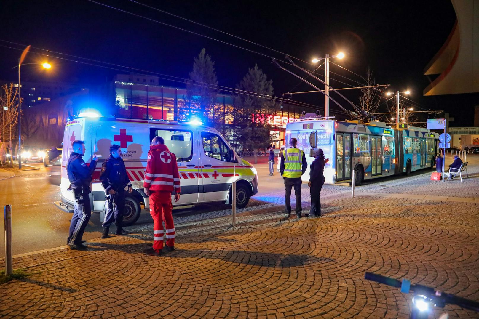 Am Montagabend gegen 19.30 Uhr ist ein Salzburger (72) in der Schumacherstraße unmittelbar an der Haltestelle vor der Stadtbibliothek gestürzt und hat sich dabei verletzt.