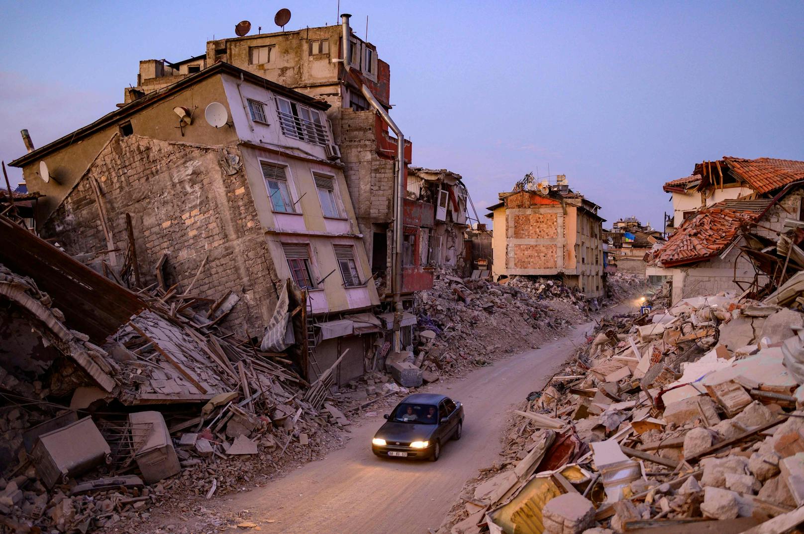 Sein Besuch in Antakya am folgenden Tag schockte den ORF-Korrespondenten sichtlich: ...